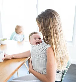 Еластичен слинг Ergobaby Aura NEW knit - Grey Stripes Еластичен слинг Ergobaby Aura NEW knit - Grey Stripes
