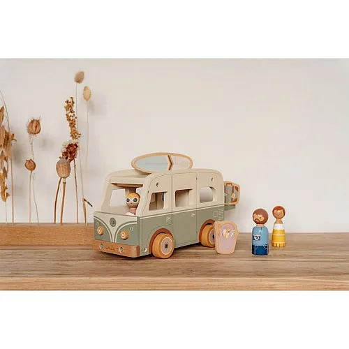 Дървен ретро кемпер с фигурки