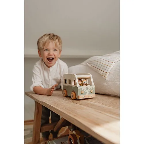 Дървен ретро кемпер с фигурки