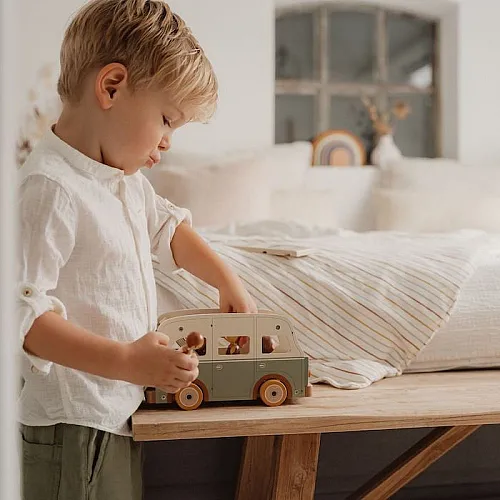 Дървен ретро кемпер с фигурки