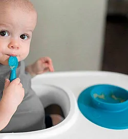 Ezpz: 2бр. обучителни силиконови лъжици създадени от педиатър специалист по храненето за 4 + месеца Tiny Spoon Blue 