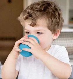 Ezpz Mini Cup oбучителна силиконова чаша 4+ месеца - синьо